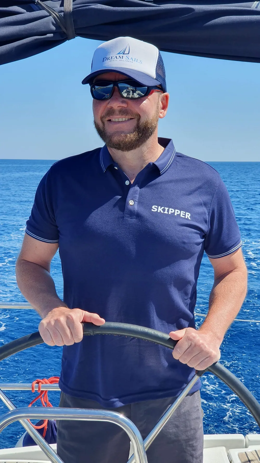 Paul Popa la timona unui velier Dream Sails