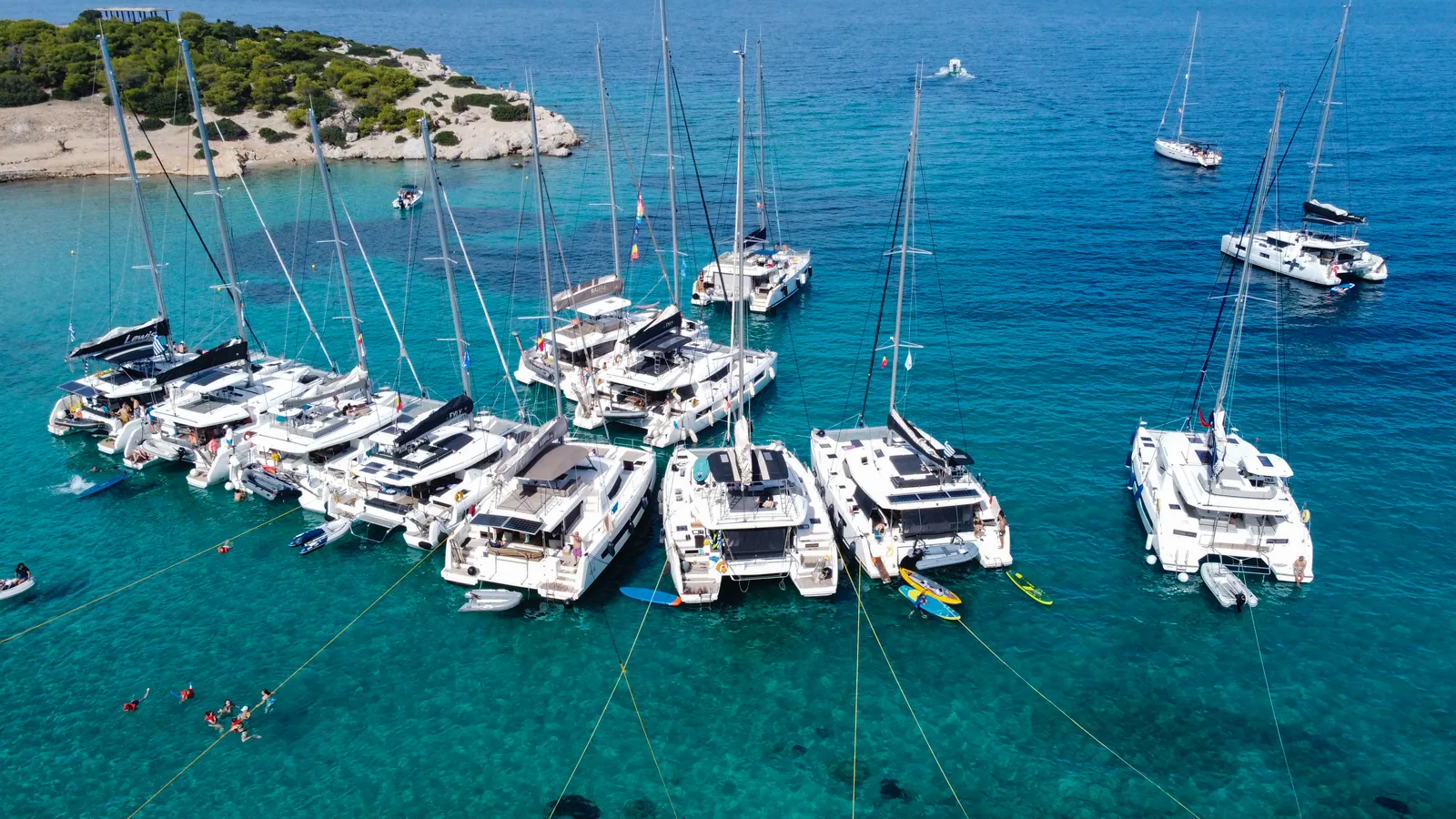 Catamarane Dream Sails ancorate într-un golf